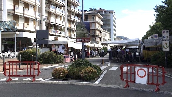 Arona, nuova sistemazione per i banchi del mercato