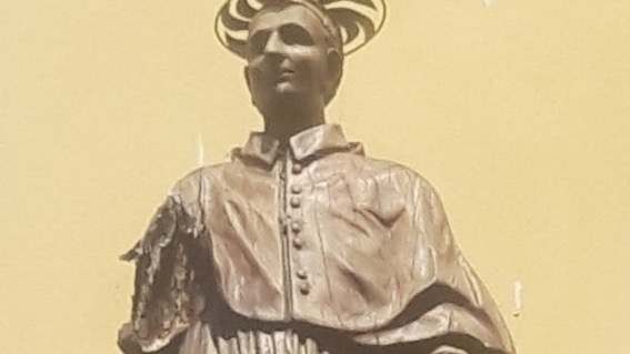  Arona, il Sancarlino di Corso Cavour trovato senza un braccio