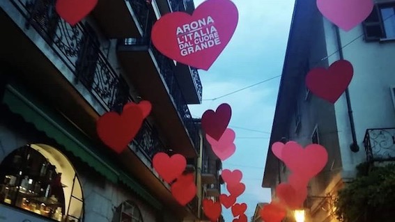 Arona, ricollocati i cuori del progetto "Arona dal cuore grande"