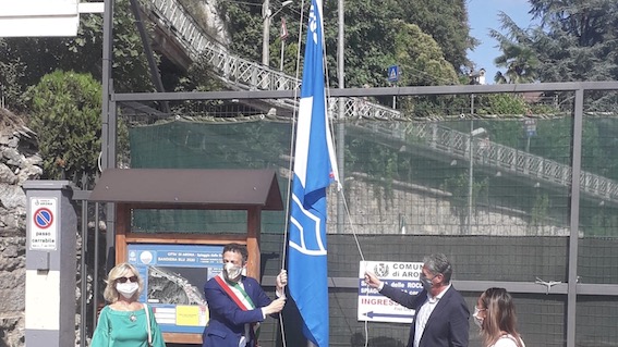 Arona, issata la Bandiera Blu alla spiaggia delle Rocchette. Foto