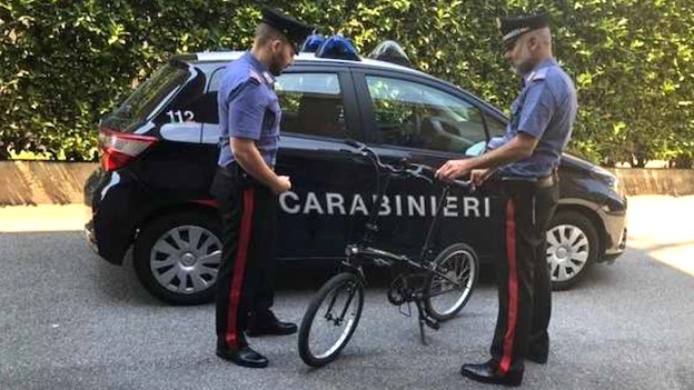 Arona, ruba una bici nel cortile di un'abitazione: arrestato