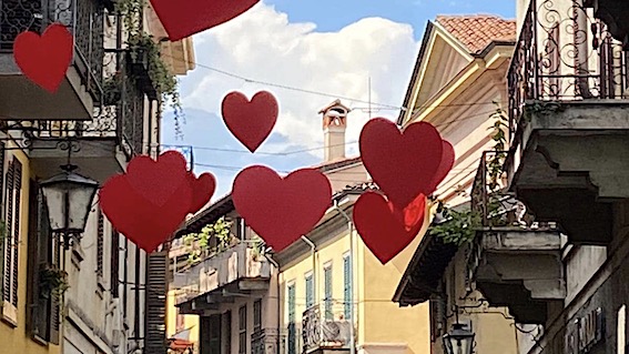 Collocati i cuori rossi del progetto "Arona dal cuore grande"