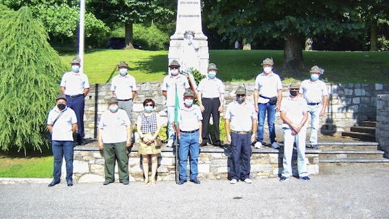  Massino Visconti, corona degli Alpini al monumento ai Caduti