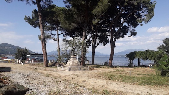Meina, tagliate le magnolie del lungolago