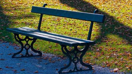 Arona, saranno sostituite le doghe delle panchine dei giardini