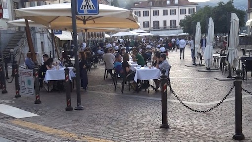 Arona, movida ancora bagnata e controllata
