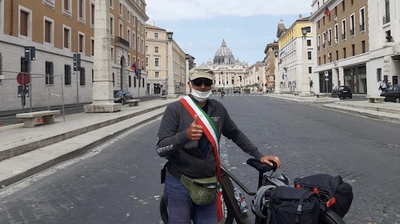 Il sindaco di Divignano è arrivato a Roma, al termine del suo viaggio per consegnare i 600 euro al premier