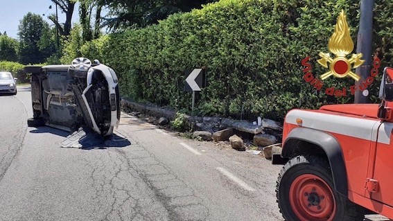 Auto si ribalta su una provinciale del Varesotto