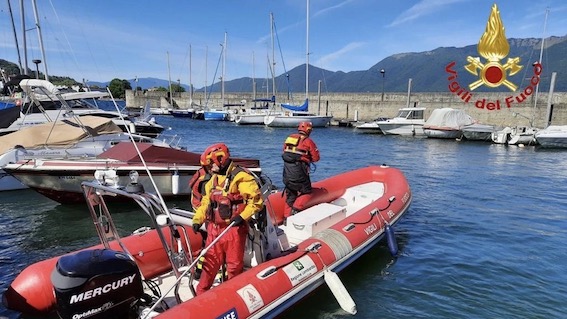 Sportivo con il windsurf in difficoltà, soccorso sul lago