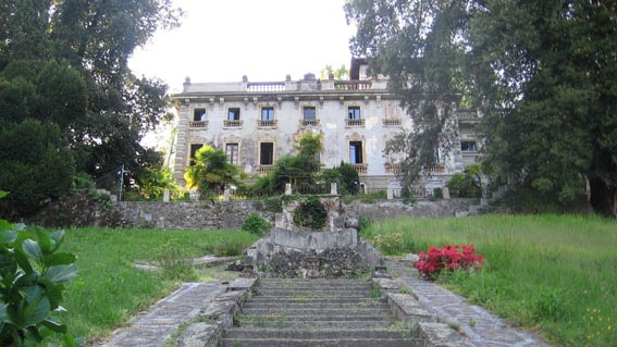Lesa: giovani s'introducono a Villa Cavallini, denunciati