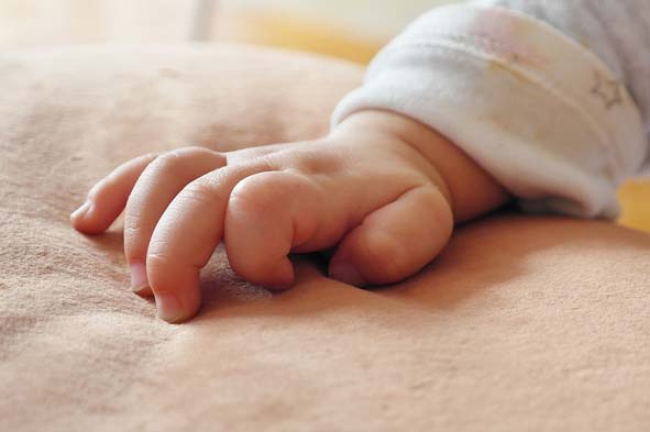  Arona, mamma positiva al coronavirus, da' alla luce bimbo sano. Il sindaco: "Un evento di grande speranza"
