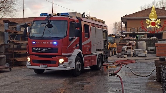Pombia, fiamme in un capannone