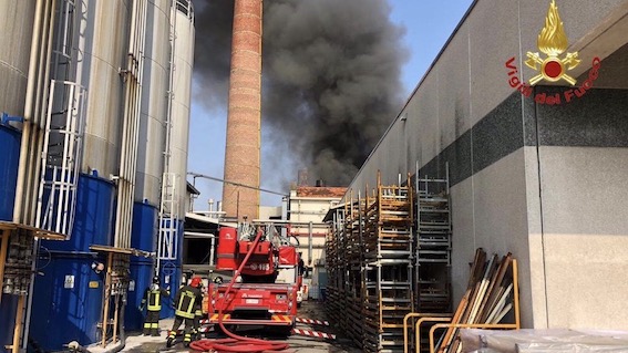Incendio di Gallarate: nessuna disposizione dei vigili del fuoco alla popolazione