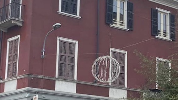 Arona, iniziato l'allestimento delle luminarie natalizie