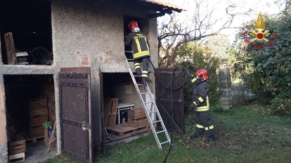 Castelletto Ticino: incendio in una legnaia