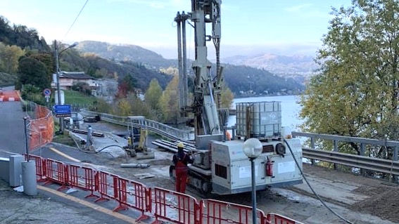 Arona, proseguono i lavori sulla SS33 in prossimità dello smottamento