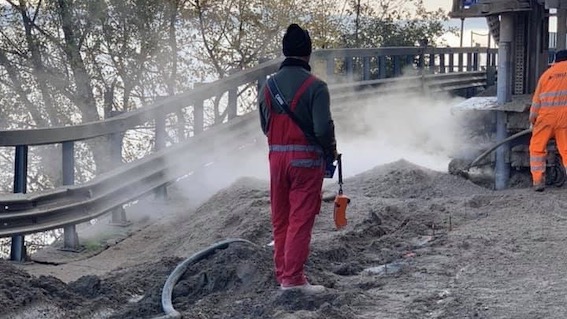 Arona, proseguono i lavori sulla SS33 all'altezza dello smottamento