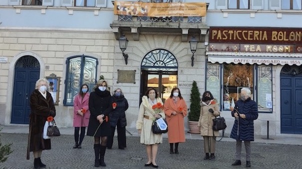  Stresa, sindaco e Soroptimist in piazza contro la violenza sulle donne