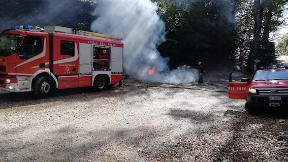 Massino Visconti, auto in fiamme al Monte San Salvatore