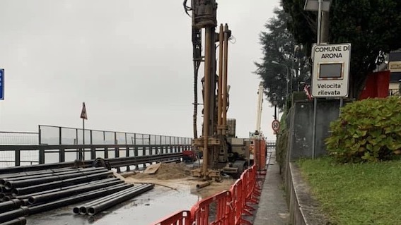 Arona, aperto il cantiere sulla SS33 nell'area dello smottamento