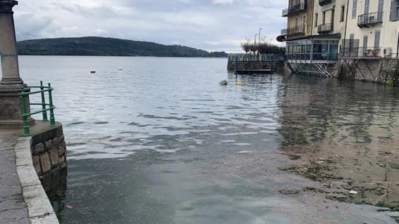 Arona, livello del lago: il sindaco invita a liberare garage e cantine, specialmente in corso Europa