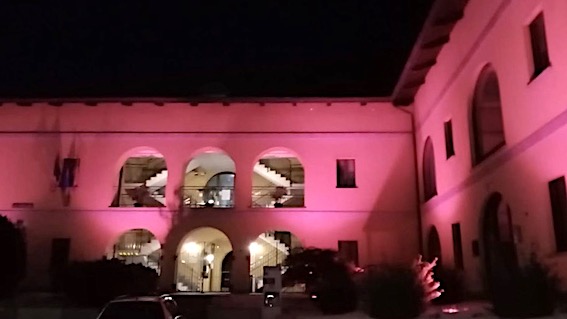 Oleggio Castello: municipio illuminato di rosa per la campagna "Lilt for Women"