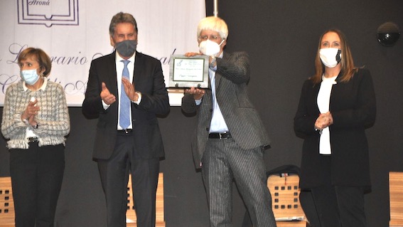 Beppe Severgnini: premio alla carriera nell'ambito del "Premio Letterario Internazionale Città di Arona Gian Vincenzo Omodei Zorini"