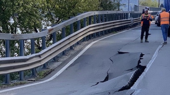  Arona,  cedimento sulla SS33: proseguono le ispezioni di Anas sul muro di sostegno lato lago
