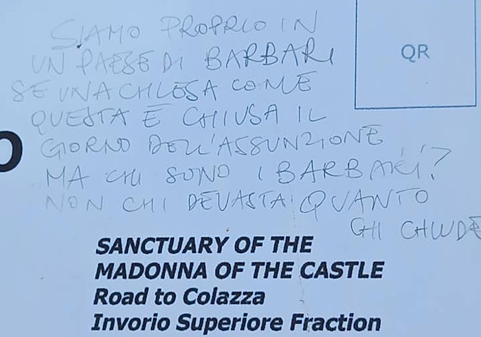 Chiesa chiusa? Scrive la sua protesta sul cartello