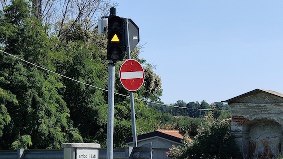 Borgo Ticino, installazione di semaforo riservato al transito degli autobus di linea
