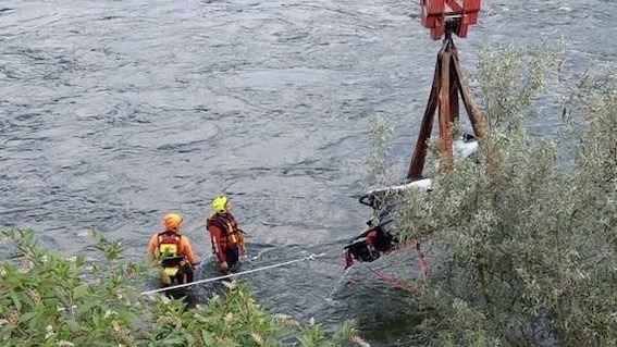 Castelletto Ticino, i vigili del fuoco recuperano una moto d'acqua