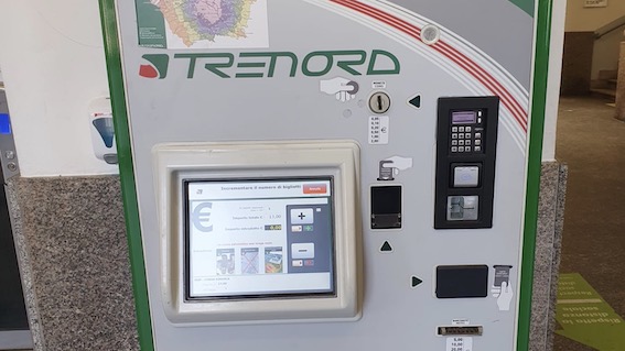 Arona, installata una nuova emettitrice di biglietti in stazione