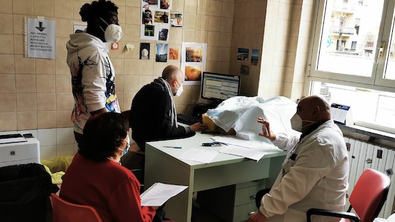Arona, i Medici di Medicina Generale vaccinano  al Centro Prelievi di Via Fogliotti