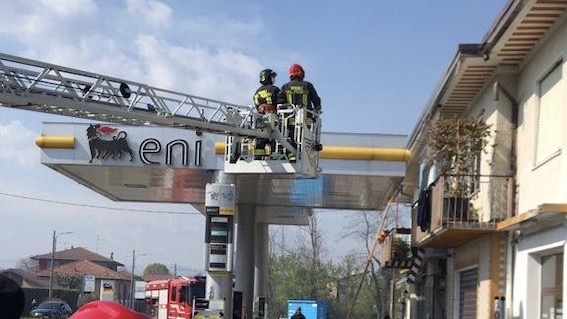 Borgo Ticino, incendio al tetto di un'abitazione