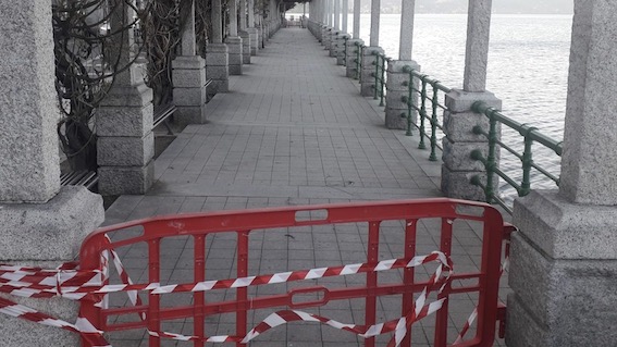 Arona, transenne temporanee alla passeggiata dei glicini