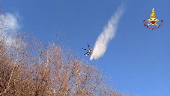 Incendio nei boschi fra Lesa e Carpugnino. Foto