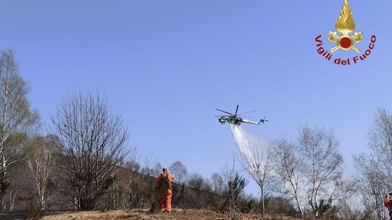 Nebbiuno, vigili del fuoco, Aib all'opera per l'incendio boschivo. Foto