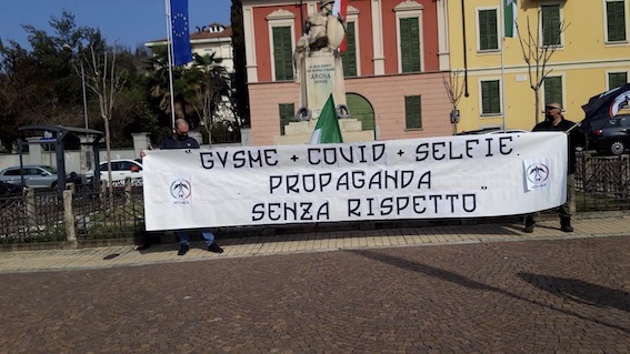 Arona, protesta di Fn sotto il municipio