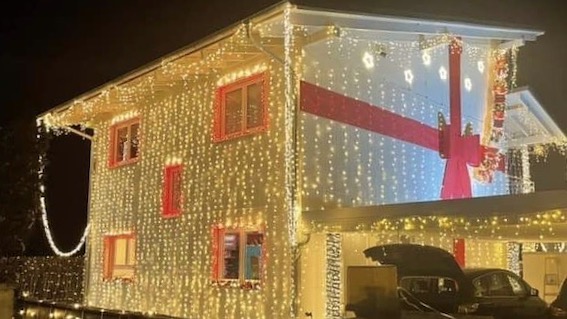 Arona, casa addobbata come un enorme pacco regalo