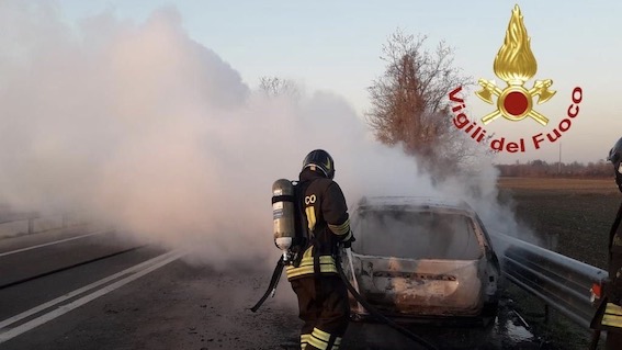 Auto in fiamme sulla SS32 fra Marano Ticino e Pombia. Foto