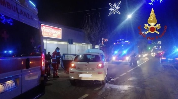 Oleggio Castello, scontro fra due auto: due feriti