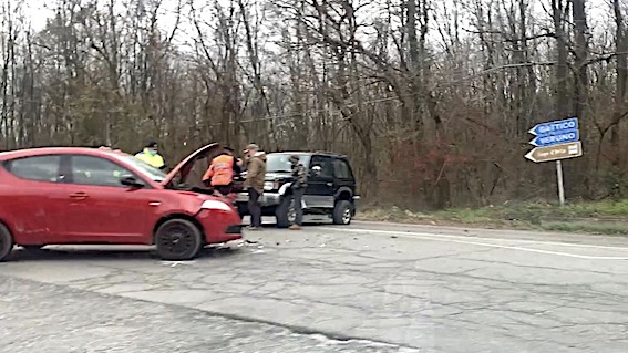Arona, scontro fra due auto all'uscita dell'A26