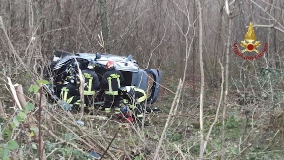 Varallo Pombia, auto finisce fuori strada e si ribalta