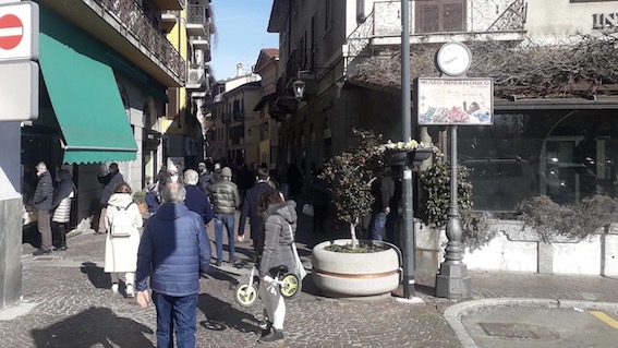  Arona, domenica con ristoranti pieni e tanti gitanti