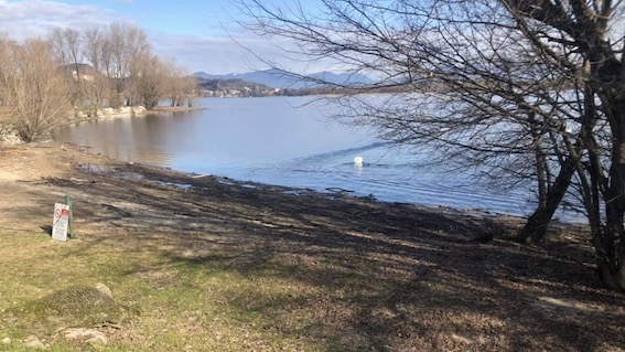 Arona, al lavoro per rendere balneabile la spiaggia di punta Vevera