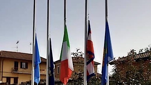 Castelletto Ticino: bandiere a mezz'asta per ricordare l'ambasciatore ed il carabiniere