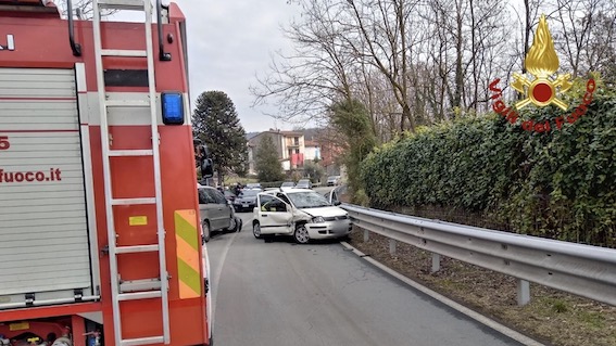 Invorio, persona  incastrata nell'auto dopo incidente liberata dai vigili del fuoco