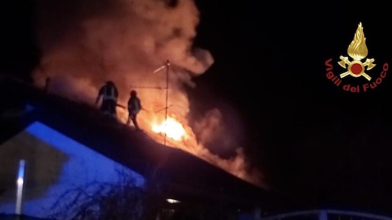 Invorio, tetto di un'abitazione in fiamme. Foto