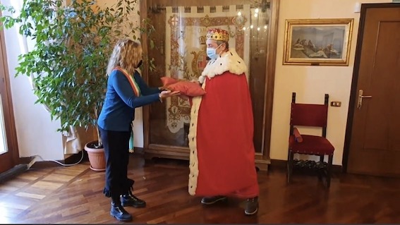Stresa: consegnate le chiavi della città a Re Falcett. Foto