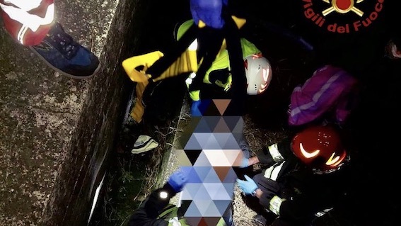 Varallo Pombia, cade dalla massicciata sui binari della ferrovia: intervengono i vigili del fuoco